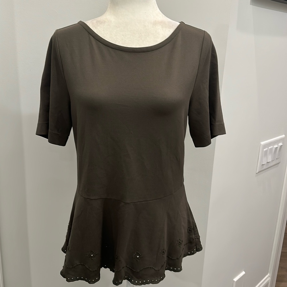 NWOT- Ann Taylor Short Sleeve Blouse with Embroidered Eyelets Bottom Hem. Size M